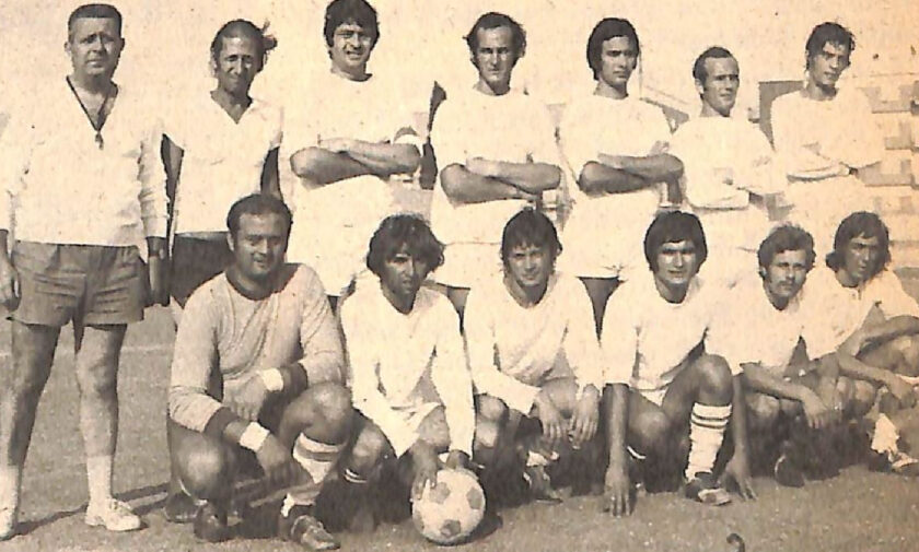 La squadra dei Tranesi. In alto da sinistra: Arbitro Torelli, Segnalinee Palumbo, Tulipano, (Capitano) Baratta I, Basso, Baratta II, Laraia. In basso da sinistra: De Feo, Baldassarre, Forte, Cacciatore, Caterino Stasi