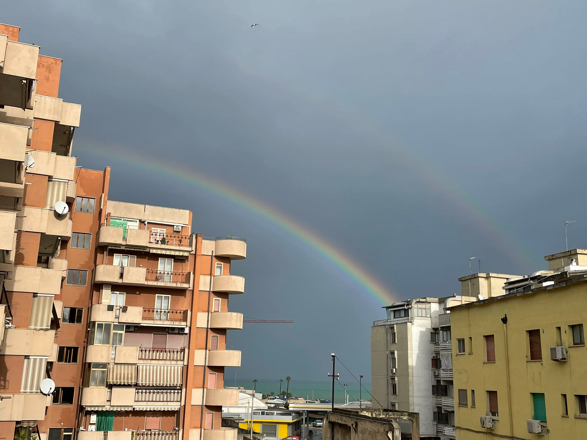 Trani, l’arcobaleno è doppio: la spiegazione sull’effetto ottico