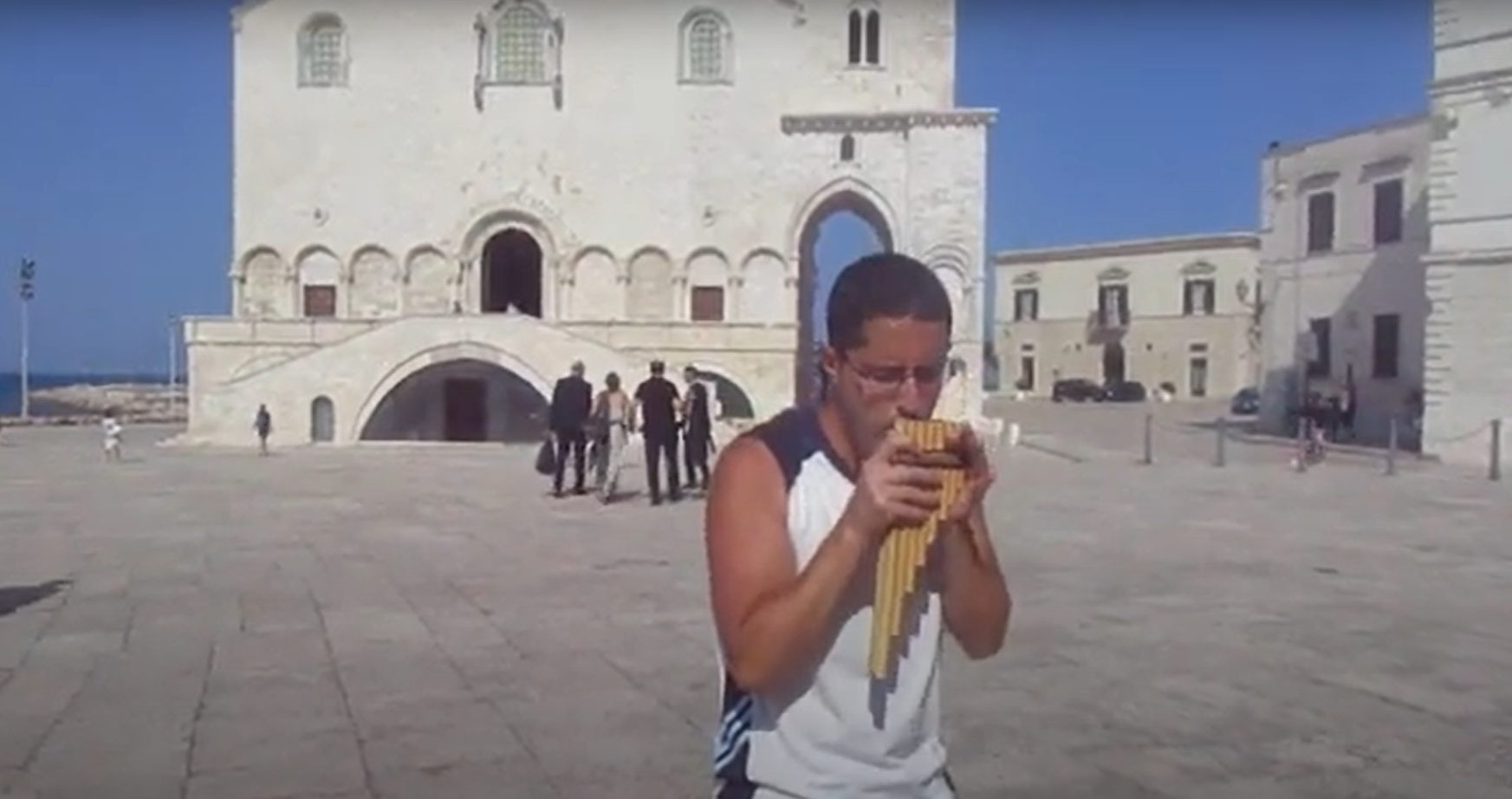 Gabriele, la passione per il Sikuri e i viaggi: l’esibizione di “El condor pasa” dinanzi alla Cattedrale
