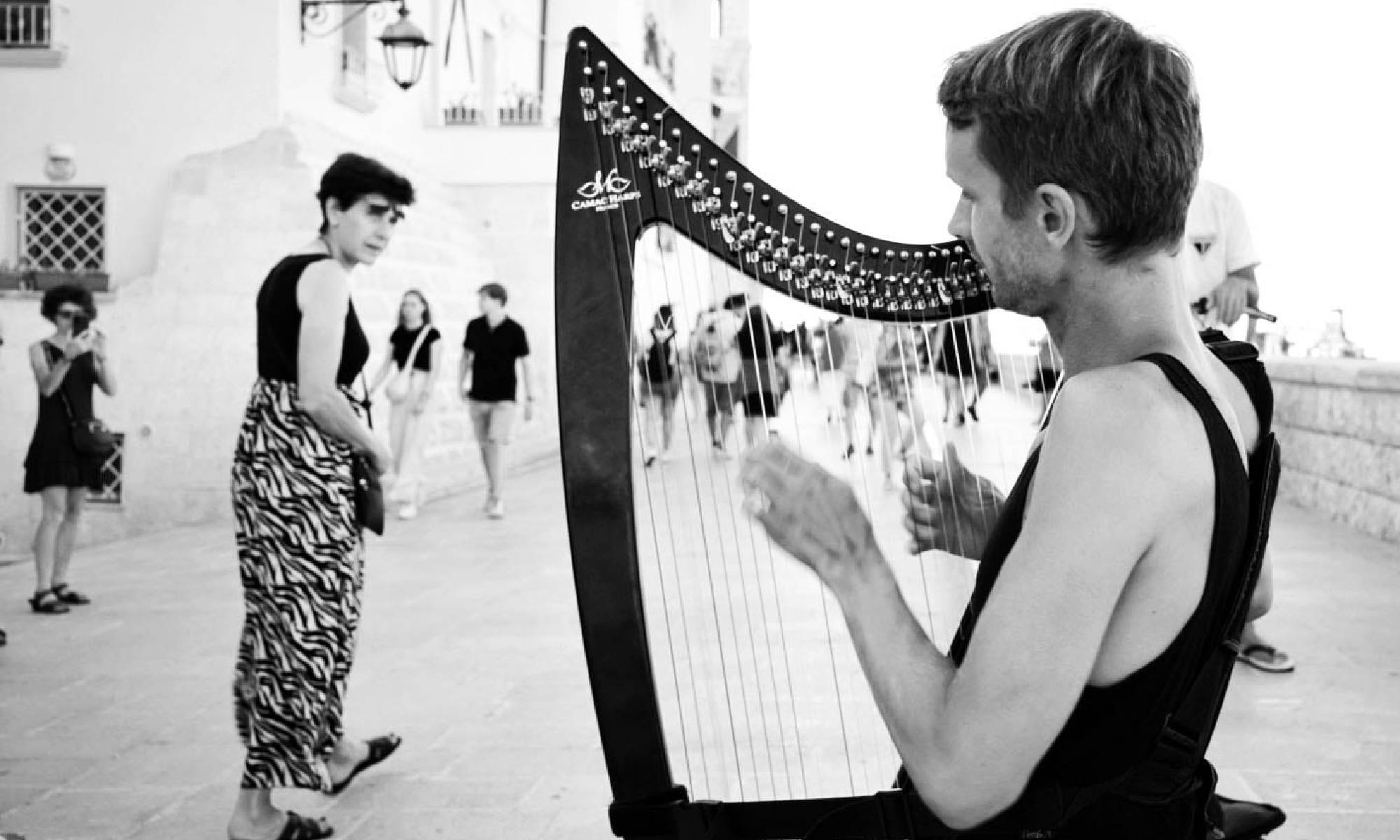 Dieci anni dopo il furto dell’arpa, Jakub torna a Trani. Domenico Valente: “Ha steso in via Zanardelli un tappeto di magia”