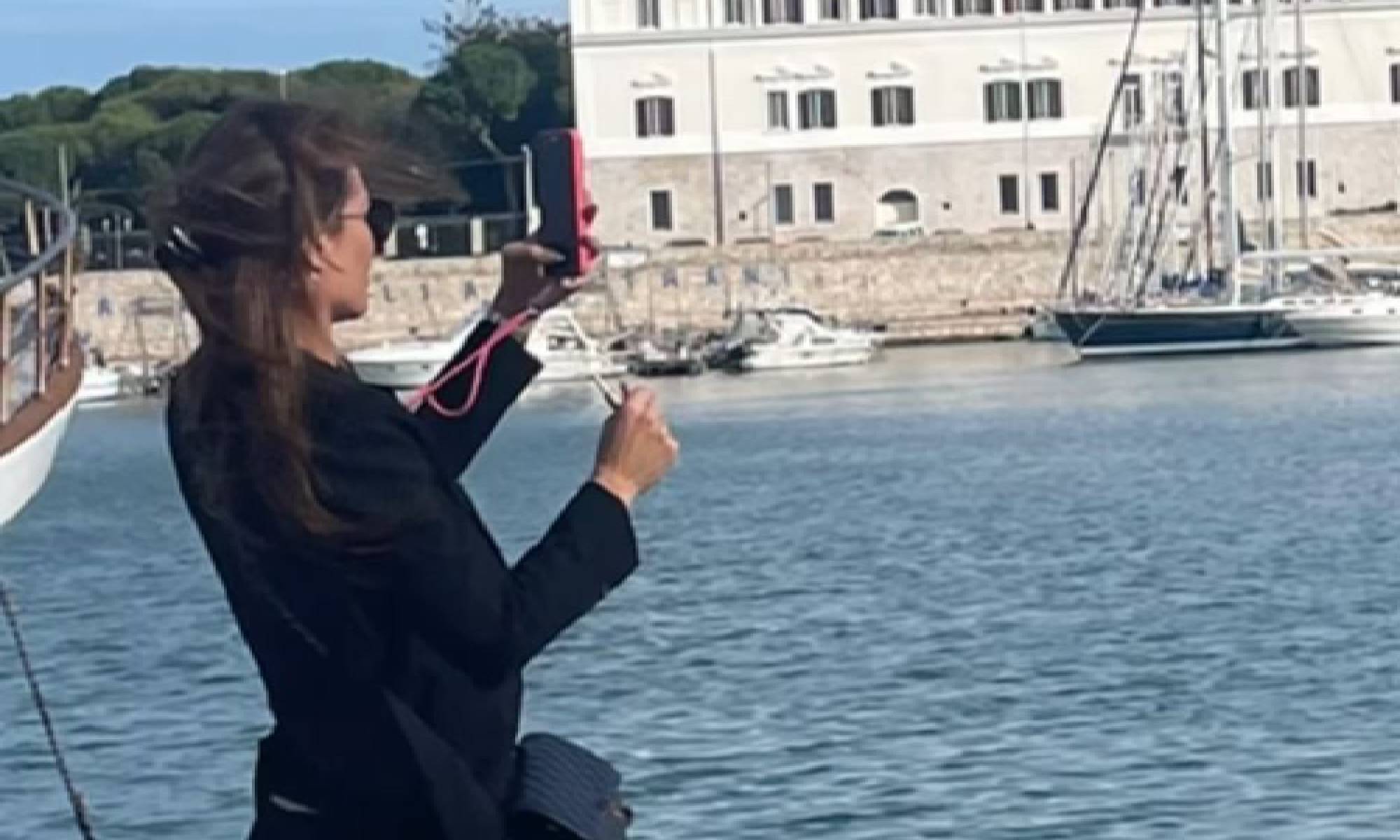 Ilary Blasi, pranzo e scatti sul porto di Trani