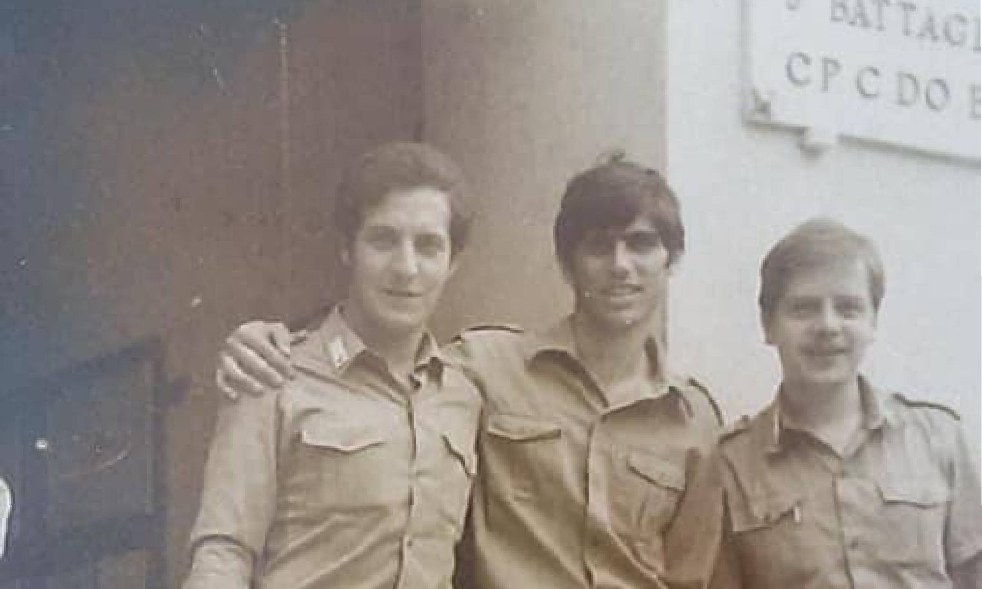 Don Maurizio Patriciello, il prete anti camorra e la “naja” a Trani. L’appello per trovare i compagni di leva: “Era il 1976, chi mi può aiutare?”