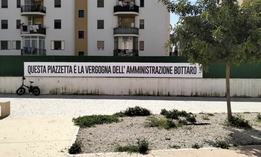 Lo striscione affisso nell'ex pinetina di via Andria