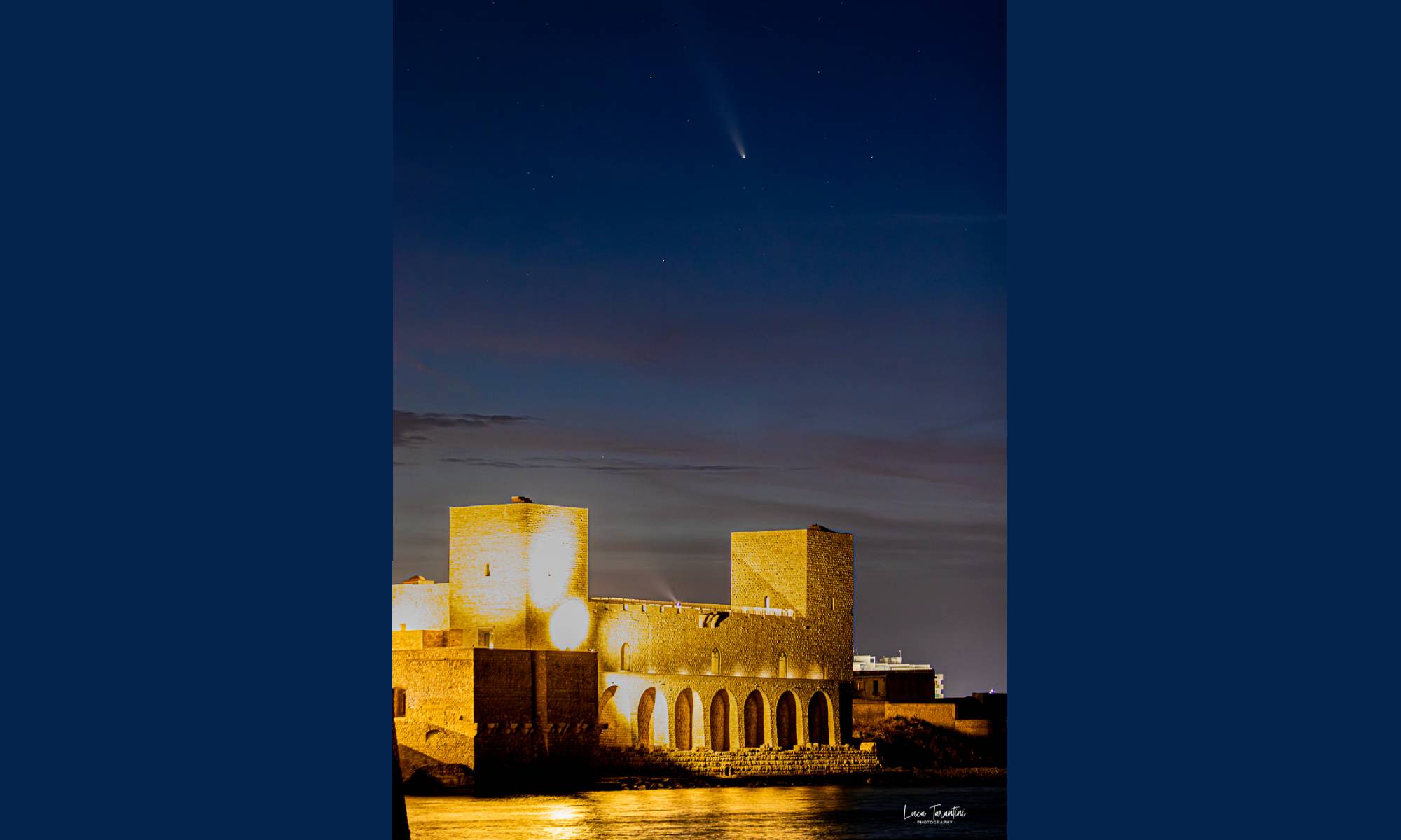 La cometa del secolo brilla sul Castello di Trani, lo scatto di Luca Tarantini