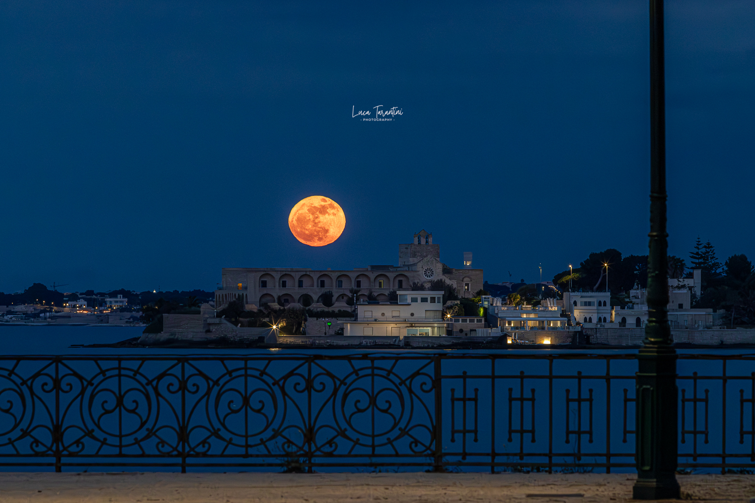 La “Luna piena dei Fiori” sboccia anche nel cielo di Trani: lo scatto mozzafiato di Luca Tarantini