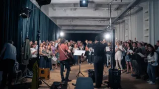 “Tutti cantano Sanremo”: Trani sperimenta HardKoro, il pubblico si trasforma in coro