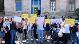 Dimensionamento scolastico, la protesta dei genitori: “Rispettate la nostra scuola”. Il sindaco accoglie una delegazione, ora il confronto con le parti politiche