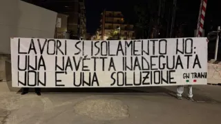 Addio al passaggio a livello: lo striscione di Gioventù Nazionale. “Quartiere in isolamento”